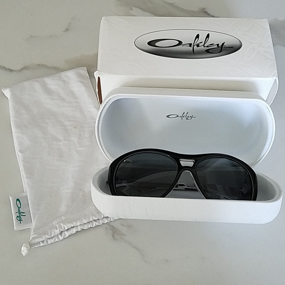 Oakley Vacancy Polarized Round Sunglasses